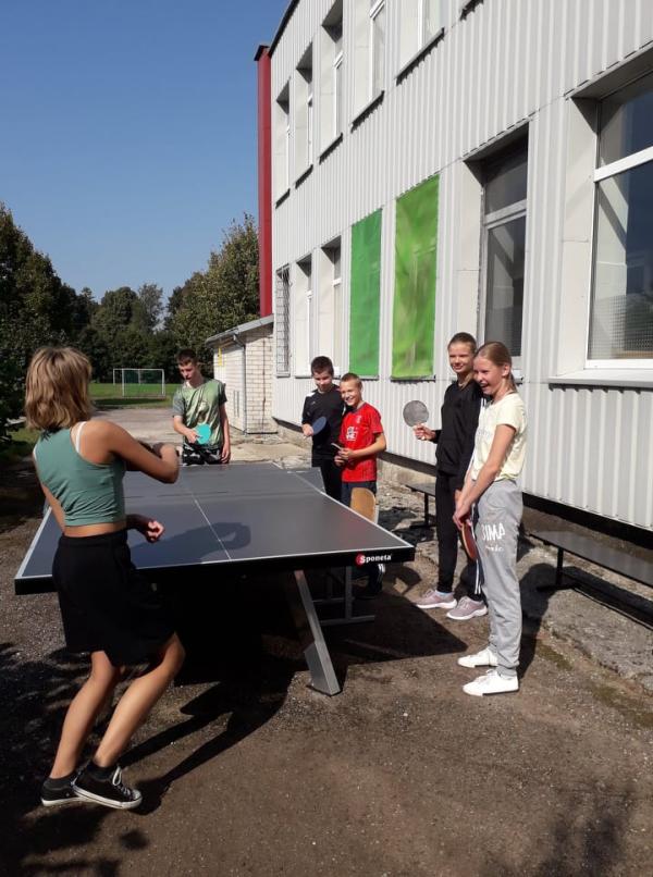 Lauko teniso stalo įrengimas nuotrauka