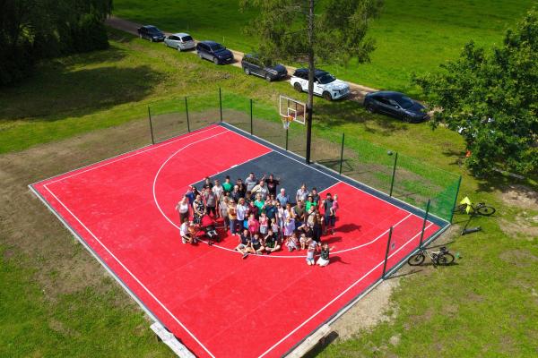 Šalpėnų kaimo gyventojai džiaugiasi įrengta krepšinio aikštele – tai jau 30-imtas „Tavo idėja“ įgyvendintas projektas nuotrauka