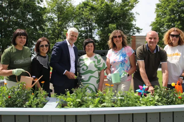 Įgyvendintas dar vienas „Tavo idėja“ projektas – Žadeikiuose įrengta renginių ir laisvalaikio erdvė nuotrauka